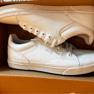Seldan White/white/ Vans size 10 Men’s